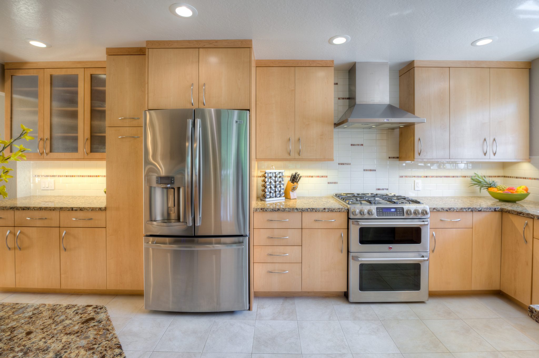 <strong>Clean Contemporary Kitchen</strong> / Finish: wheat Stain on Maple / Door: wheat Stain on Maple